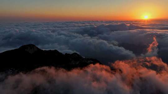 泰山之巅，云海奇观