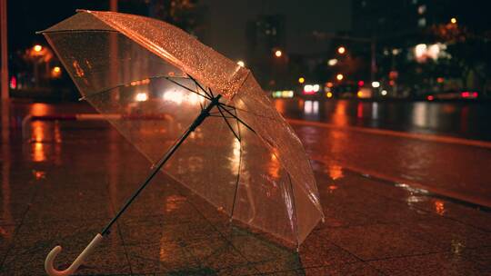 下雨街道边的透明雨伞