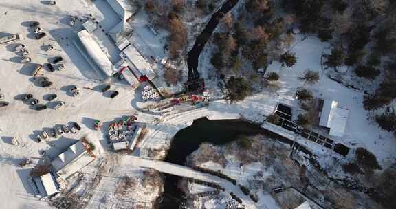 被雪覆盖的停车场和周边环境的鸟瞰图