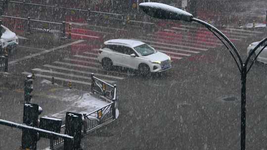 寒冷冬季城市下雪道路车辆行人