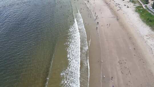 海浪拍打沙滩沙滩游泳游客航拍