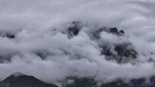 西藏山南雷热山云海