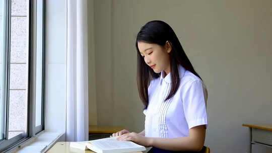 亚洲少女安静阅读学习