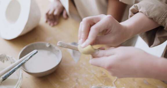 女性清洁粘土雕刻工具