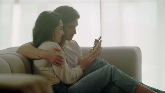 交流的夫妇分享开心快乐情侣暧昧视频素材模板下载