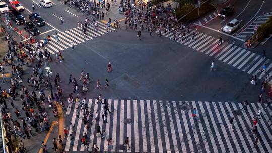 4K人群脚步特写升格慢镜过马路人流车辆