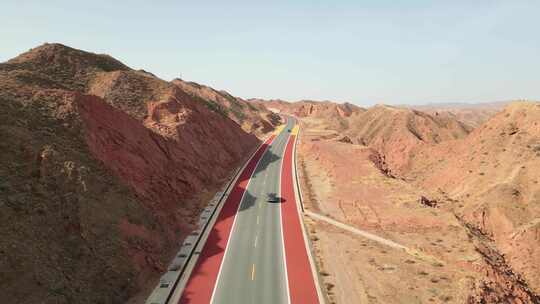 航拍行驶在公路上的汽车