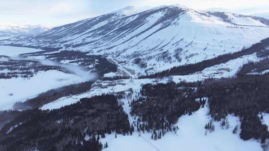 航拍新疆冬季喀纳斯河流晨雾雪山森林雪景