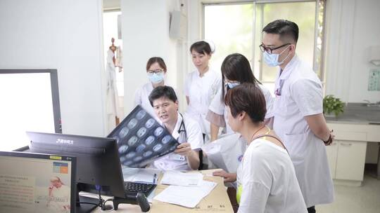 医生看x光片讨论沟通病人病情视频素材模板下载
