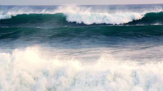 海浪拍打礁石慢镜头浪花大海海水