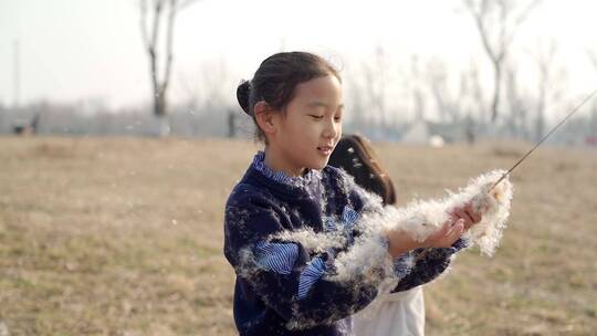 冬季在公园湖边游玩的中国女孩