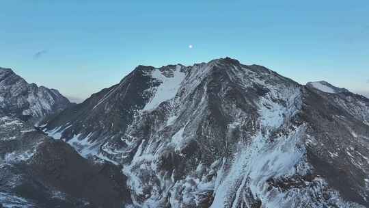 四川阿坝航拍月色下的岷山山脉四根香峰雪山