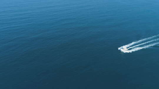 在平静的海面上留下痕迹的摩托艇鸟瞰图。保加利亚索佐波尔，黑海