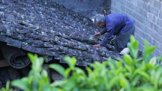 农村传统房屋建筑房子捡瓦布瓦老人