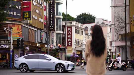 一个女人站在街头看风景