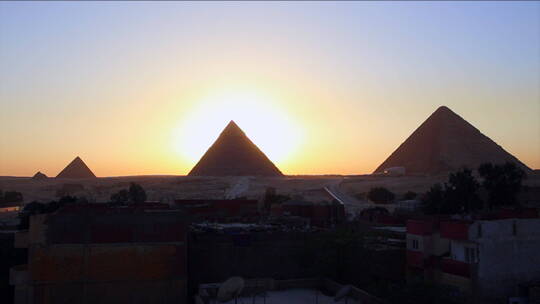 吉萨金字塔后面的日出