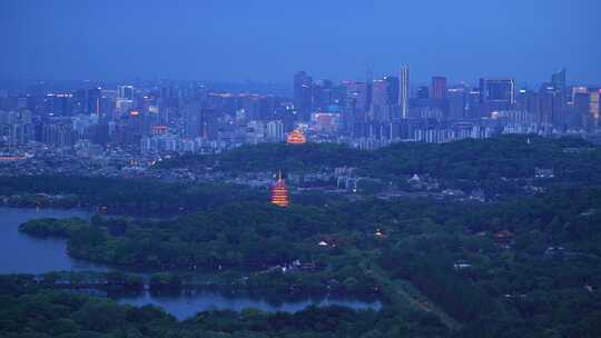 杭州西湖雷峰塔和城隍阁蓝调城市建筑夜景