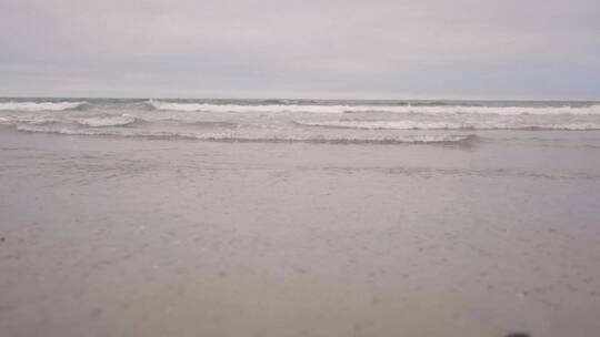 浪花涌向海岸特写