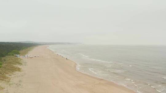 俯瞰天际线的巨大孤寂的海滩