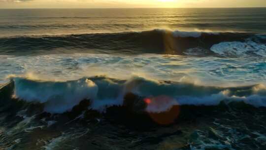 4k海浪翻滚电影感超广角水花飞向空中