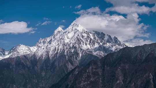 云南梅里雪山卡瓦格博峰自然风光延时