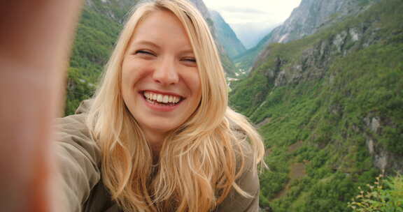 Vlog，旅行和大自然中的年轻女子在山上
