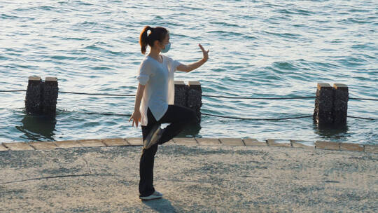 升格拍摄海边跳舞的女生视频素材模板下载