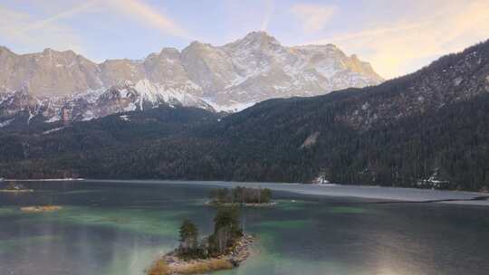 航拍山川和湖泊