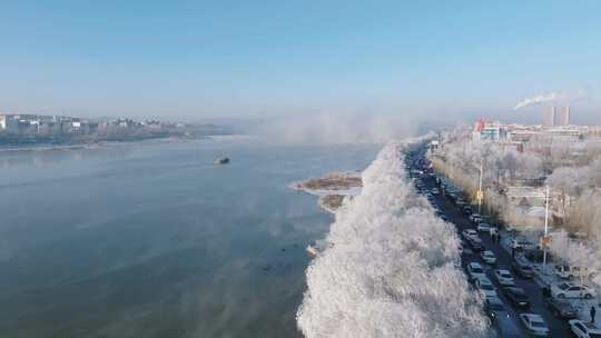 江面流动的雾气游船雾凇景观长廊东北旅游