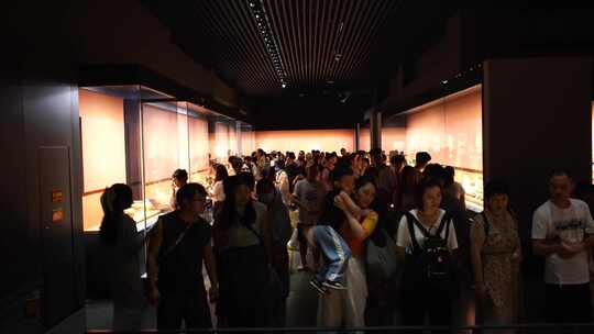湖南省博物馆游客游览博物馆展览文物