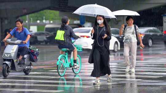 城市暴雨天街道行人车流