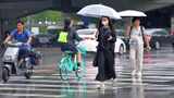 城市暴雨天街道行人车流高清在线视频素材下载