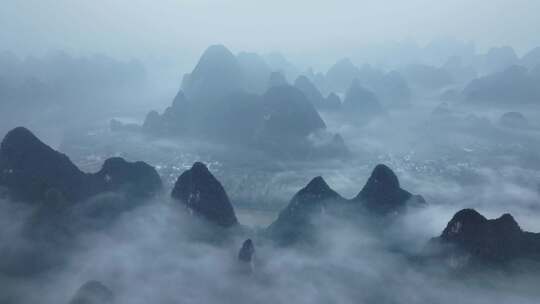 早晨薄雾下的漓江自然景区
