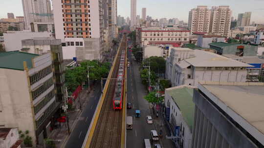 马尼拉城市列车上一列火车的鸟瞰图，显示繁