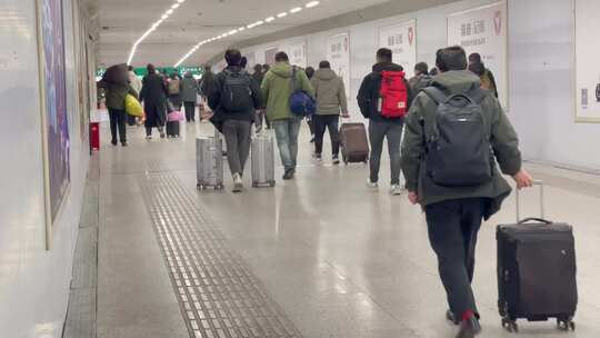 车站步行隧道出站旅客背包行李3视频素材模板下载