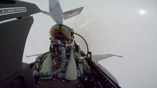 F16战斗机飞行员在驾驶舱