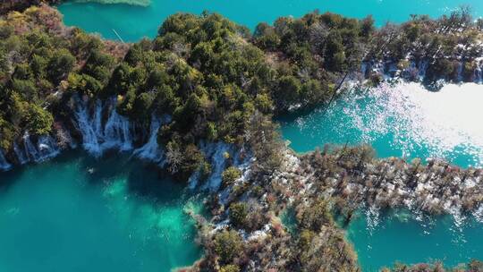 航拍秋天的九寨沟树正群海风景