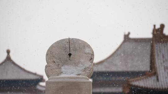 慢镜头拍摄雪中的太和殿前的日晷中景