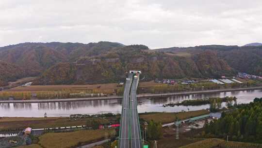 航拍田野上的高架桥高速公路