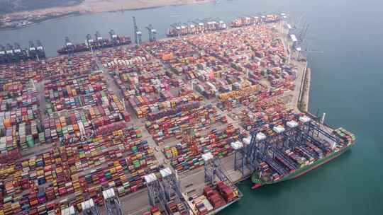 盐田港港口繁忙运输全球贸易航拍延时素材