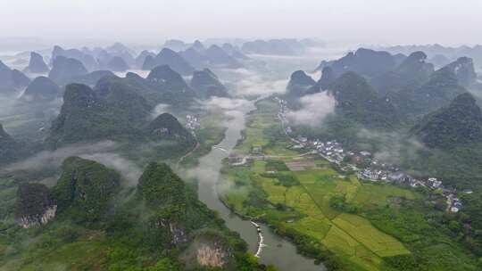 云雾缭绕的山间河流风景