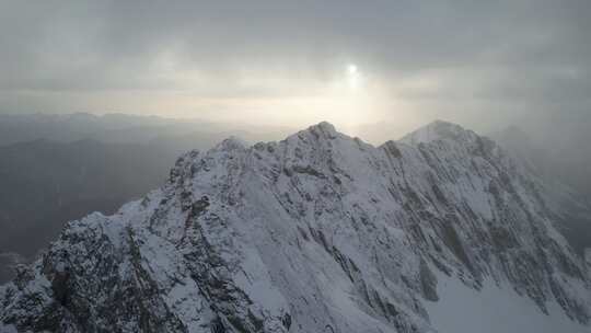 雪山云雾弥漫景象夕阳