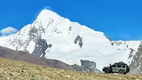 雪山下一个人走路