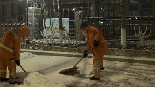 深夜城市大雪环卫工人扫雪视频素材模板下载