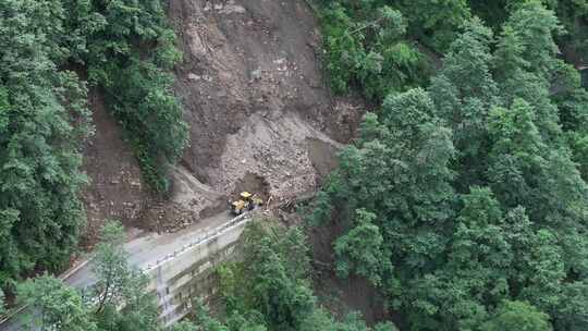 雨季泥水流塌方路段工程车抢修