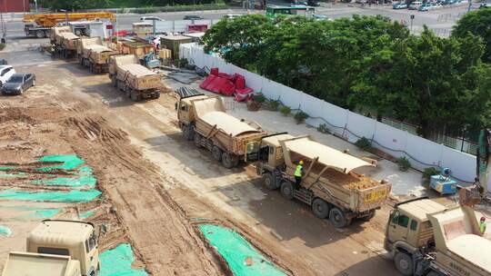 航拍泥头车工地装土道路上行驶