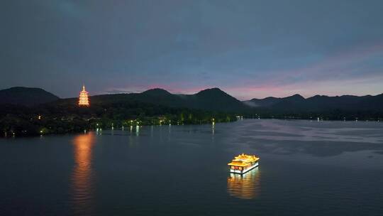 杭州西湖雷峰塔夜景游船