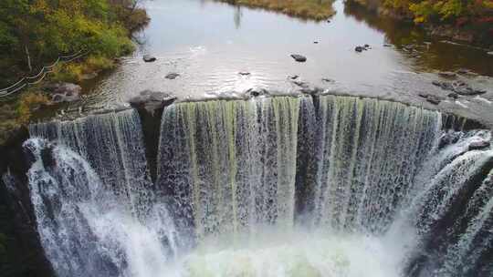 航拍黑龙江省牡丹江市镜泊湖吊水楼瀑布秋景