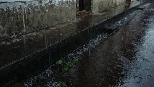 农村老家农家小院下雨水沟水花