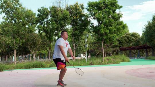 4K升格实拍在公园练习打羽毛球的男性